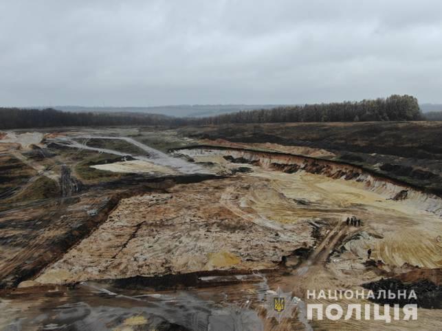 Правоохоронці повідомили про підозру чоловіку, який незаконно видобував корисні копалини на території Харківської області