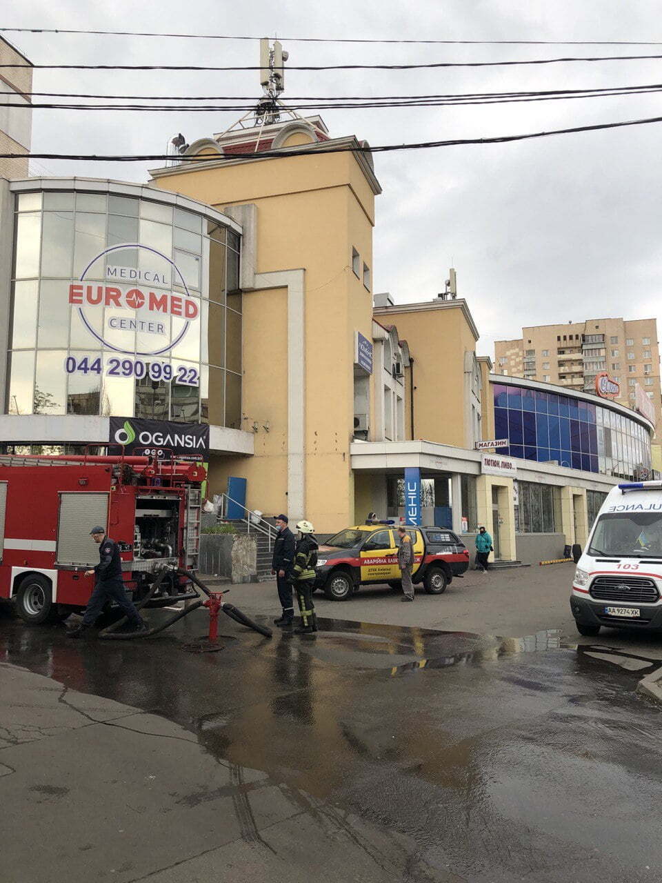 Київ: рятувальники ліквідували пожежу в підвальному приміщенні магазину