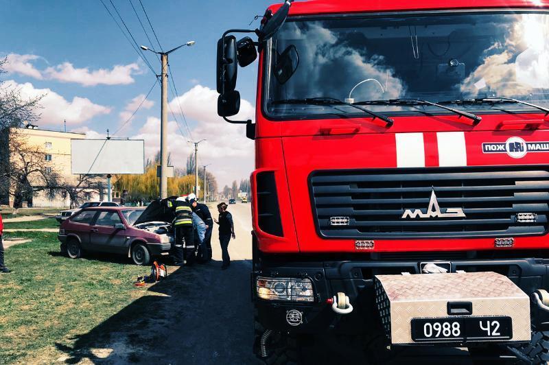 На Хмельниччині вогнеборці врятували автомобіль від знищення полум’ям