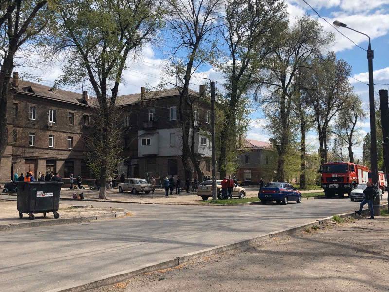 У Запоріжжі рятувальники евакуювали мешканців неексплуатуємого багатоквартирного будинку, де відбулося руйнування конструкцій