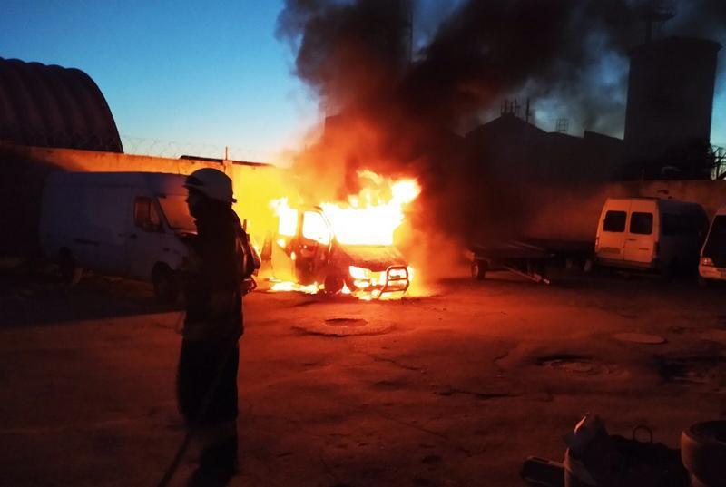 м. Дніпро: рятувальники ліквідували займання автомобілів