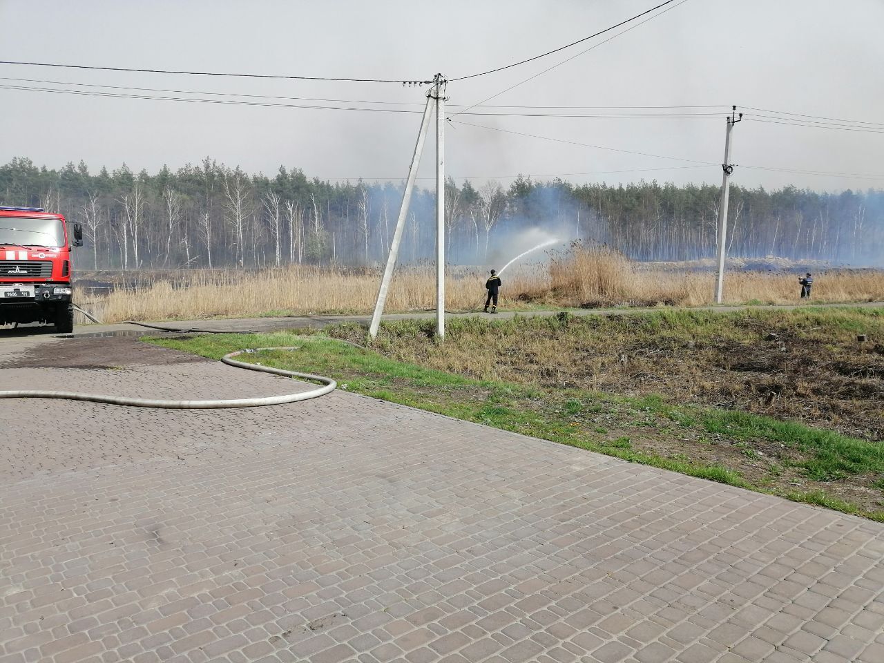 Київ: рятувальники ліквідували загоряння трав'яного настилу та очерету поблизу хутору Мриги (ВІДЕО)