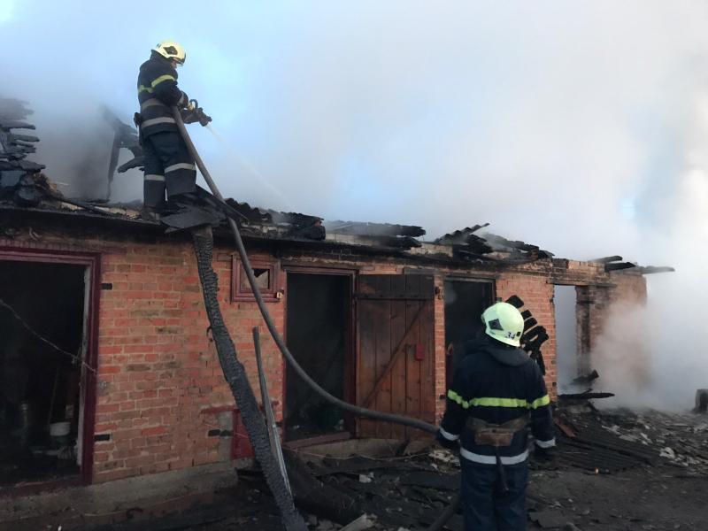 Львівська область: внаслідок пожежі вогнем знищено 2 господарські будівлі та 3 мотоцикли