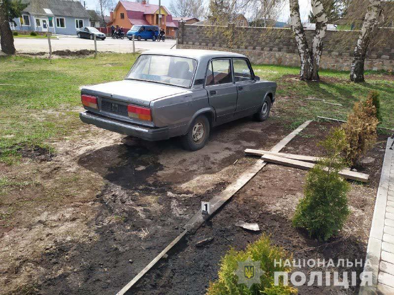 На Рівненщині поліцейські за фактом умисного пошкодження службового авто розпочали досудове розслідування (ОНОВЛЕНО)