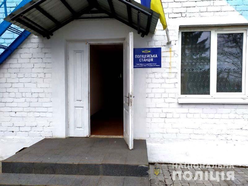На Рівненщині поліцейські за фактом умисного пошкодження службового авто розпочали досудове розслідування (ОНОВЛЕНО)