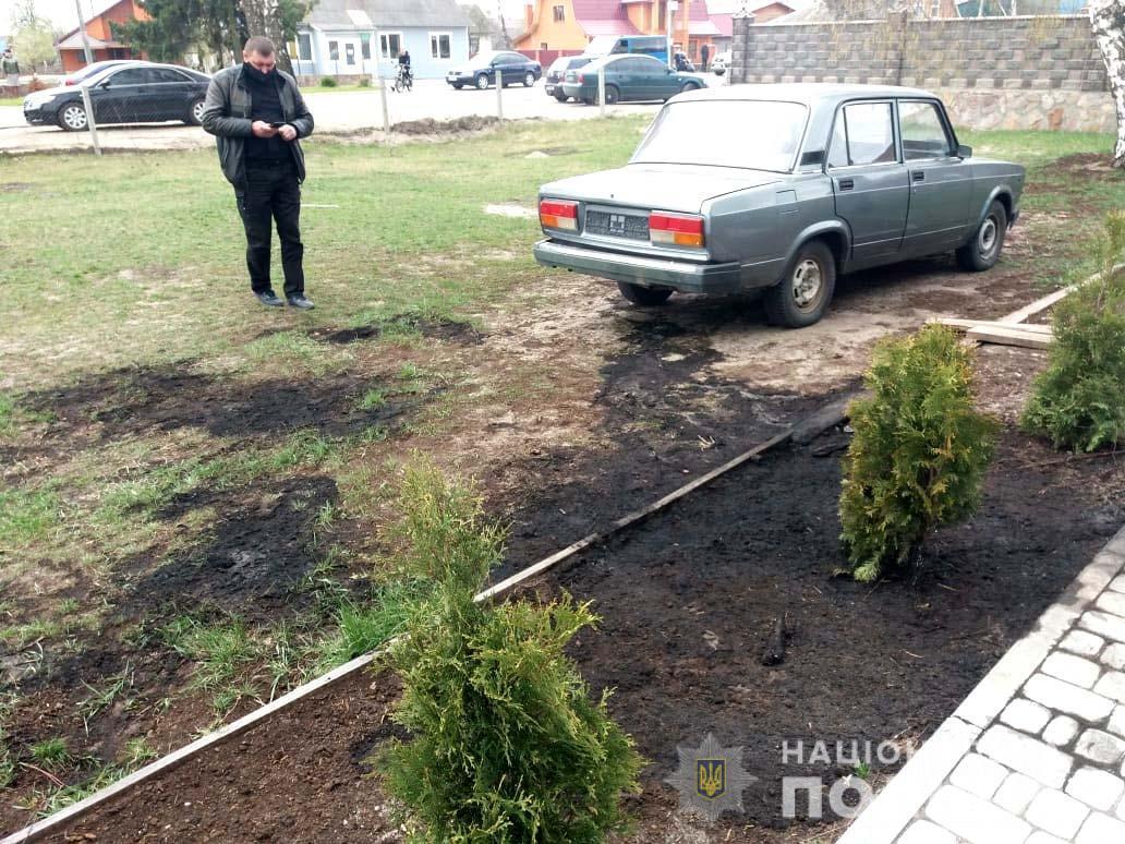 На Рівненщині поліцейські за фактом умисного пошкодження службового авто розпочали досудове розслідування (ОНОВЛЕНО)