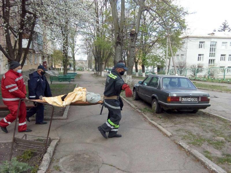 На Кіровоградщині бійці ДСНС допомогли відкрити двері квартири, в якій перебувала хвора жінка