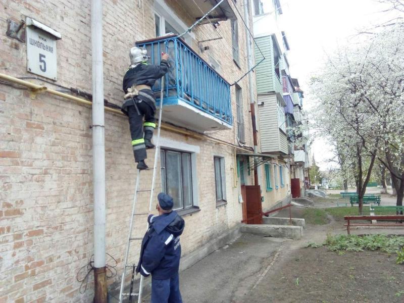 На Кіровоградщині бійці ДСНС допомогли відкрити двері квартири, в якій перебувала хвора жінка