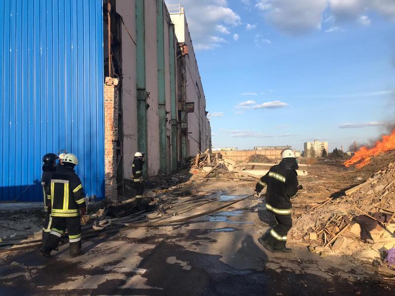 Житомир: вогнеборці ліквідували загоряння відходів пиломатеріалів на відкритій території
