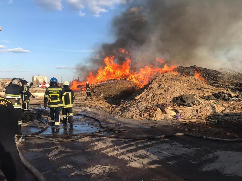 Житомир: вогнеборці ліквідували загоряння відходів пиломатеріалів на відкритій території