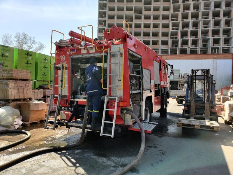 Рятувальники ліквідували пожежу в складській будівлі
