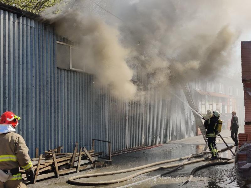 Рятувальники ліквідували пожежу в складській будівлі