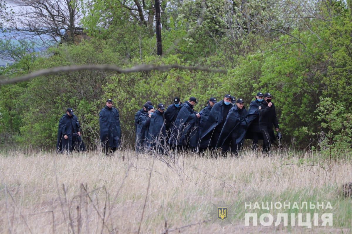 На Харківщині пів тисячі людей продовжують пошуки зниклої дівчинки