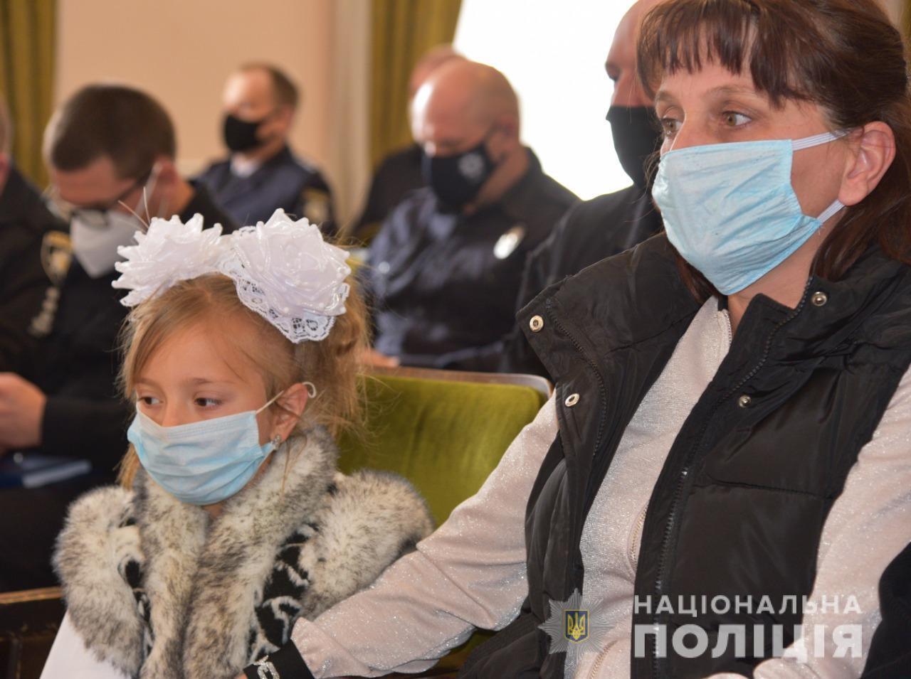 На Одещини поліцейські відзначили подарунками юну мешканку Лиманського району, завдяки якій вдалося затримати небезпечного зловмисника