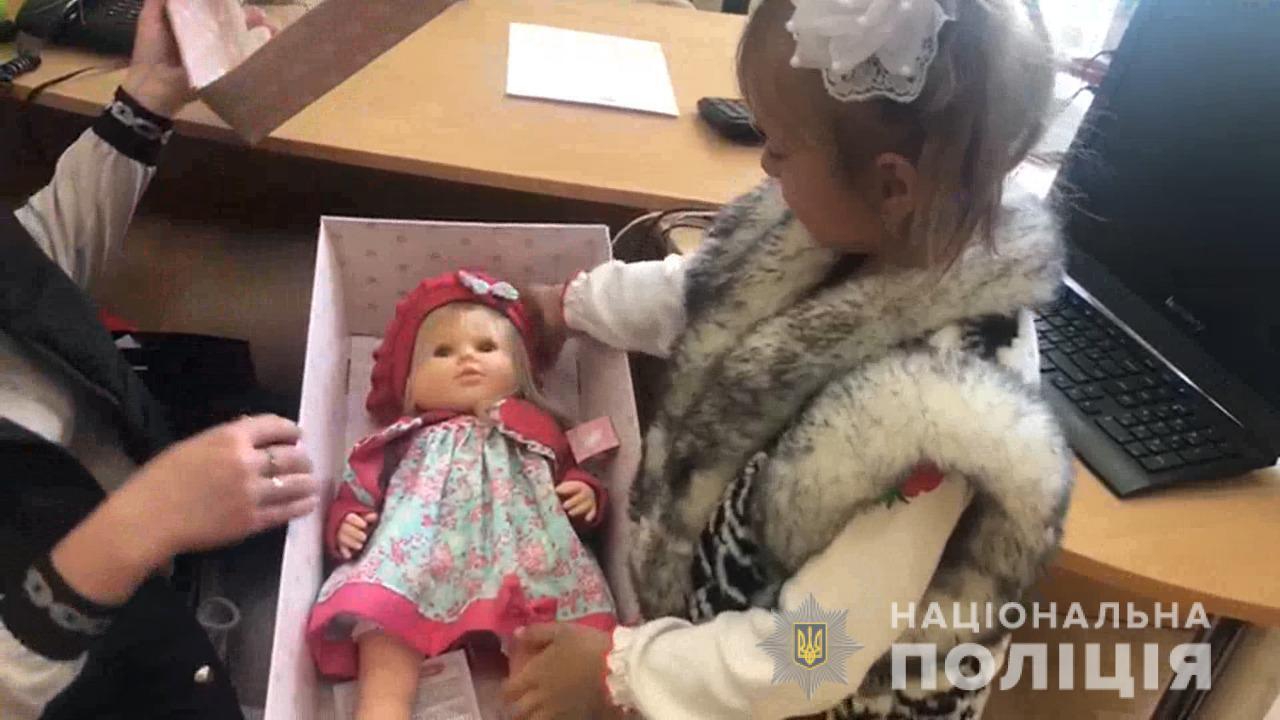 На Одещини поліцейські відзначили подарунками юну мешканку Лиманського району, завдяки якій вдалося затримати небезпечного зловмисника