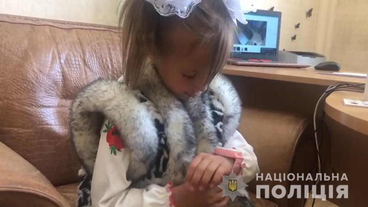 На Одещини поліцейські відзначили подарунками юну мешканку Лиманського району, завдяки якій вдалося затримати небезпечного зловмисника
