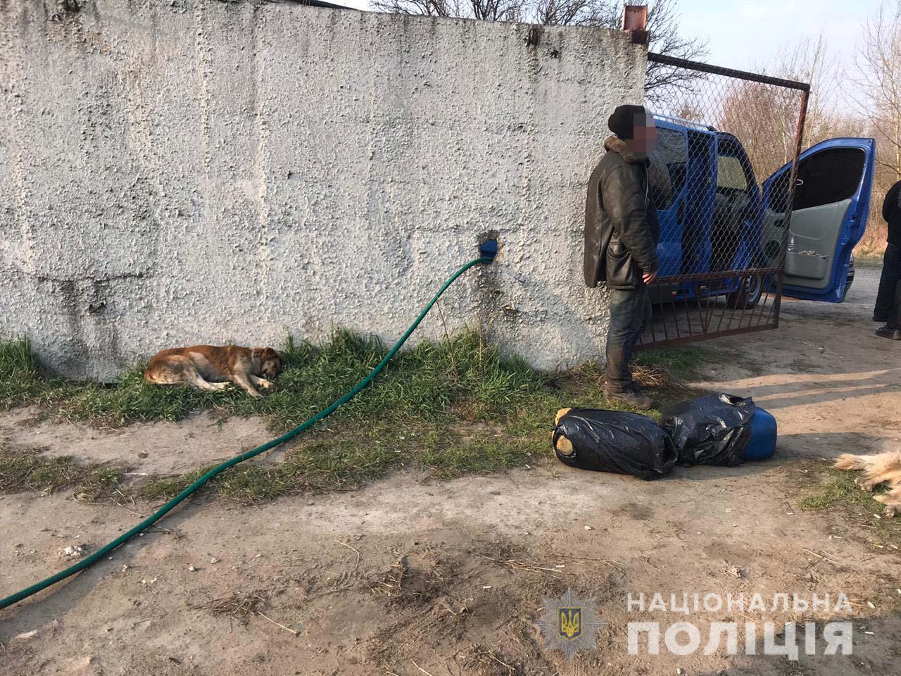 На Рівненщині поліцейські викрили працівників депо на крадіжці двох тонн дизпалива