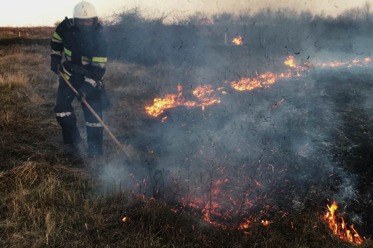 На Хмельниччині вогнеборці за минулу добу загасили 14 пожеж в екосистемах, у трьох випадках вогонь перекинувся на житловий сектор, знищивши 5 господарчих споруд