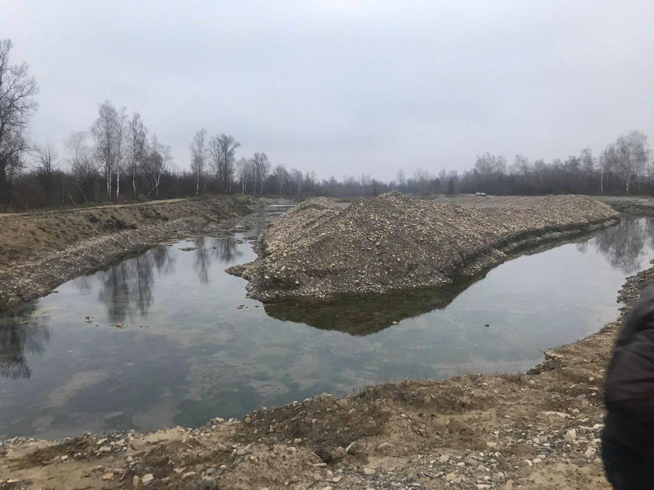 На Буковині голові сільської ради повідомлено про підозру у незаконному видобуванні корисних копалин на понад 22 млн грн (ФОТО)