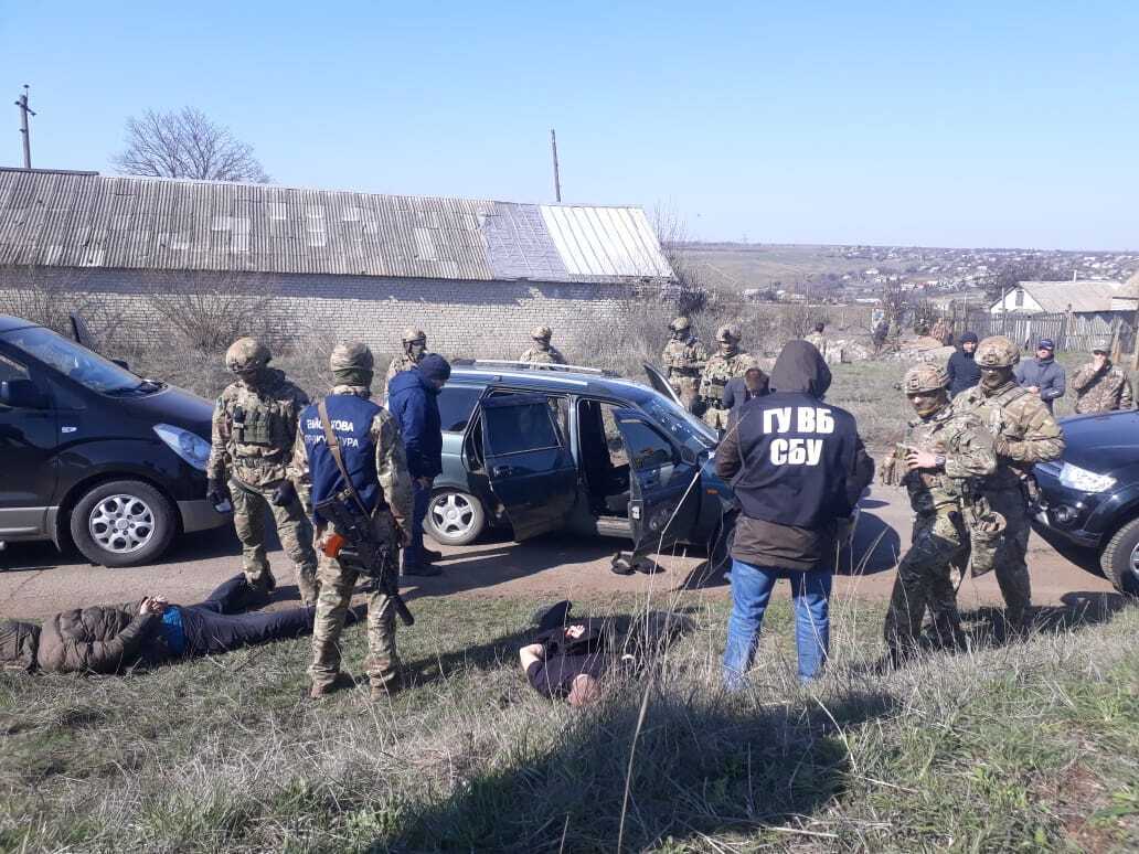 Затримано оперуповноваженого СБУ на спробі надати хабар військовим за незаконне переміщення російської валюти на тимчасово окуповану територію