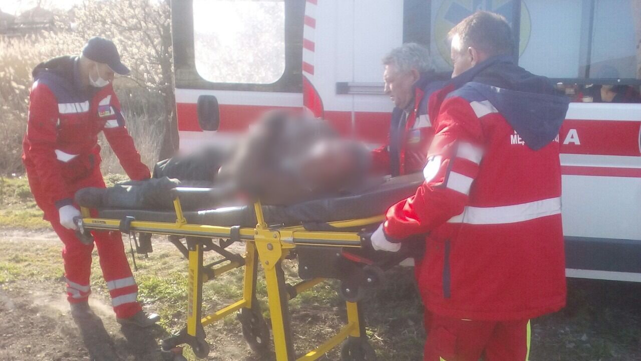 Донецька область: бійці ДСНС врятували чоловіка, який при падінні з драбини наштрикнувся на металеву трубу