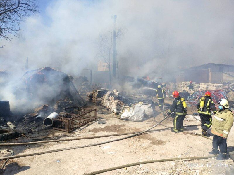 Київ: столичні вогнеборці ліквідували пожежу в металевому вагончику