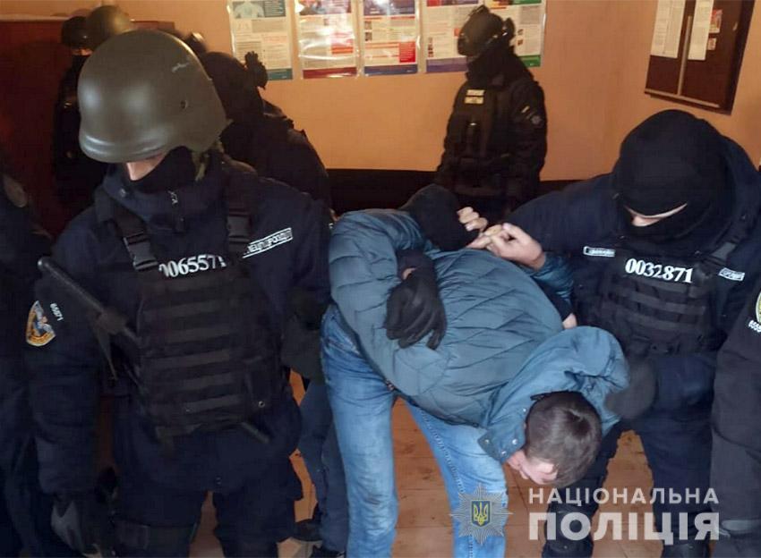 На Хмельниччині поліцейські викрили злочинну організацію у вимаганні у хворих та збуті метадону, призначеного для замісної терапії