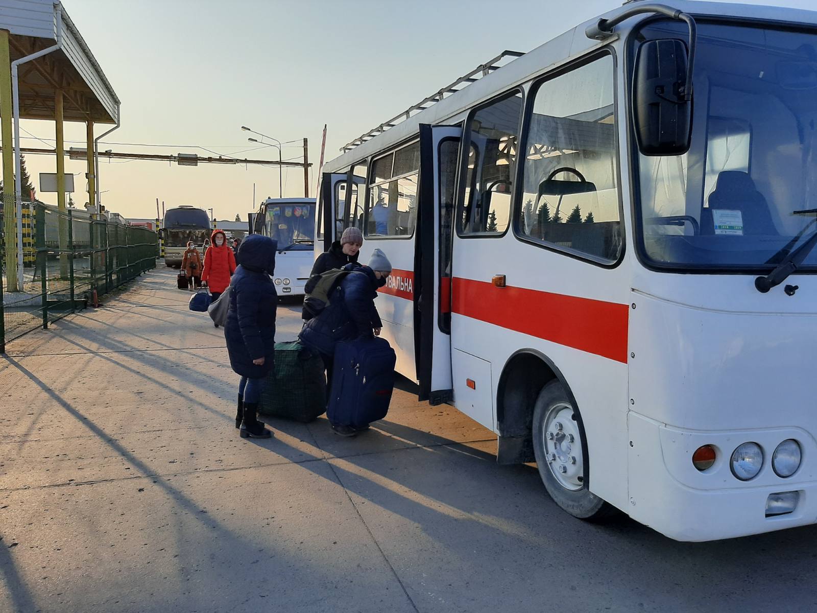 Рятувальники Львівщини надають допомогу громадянам України, які повертаються додому