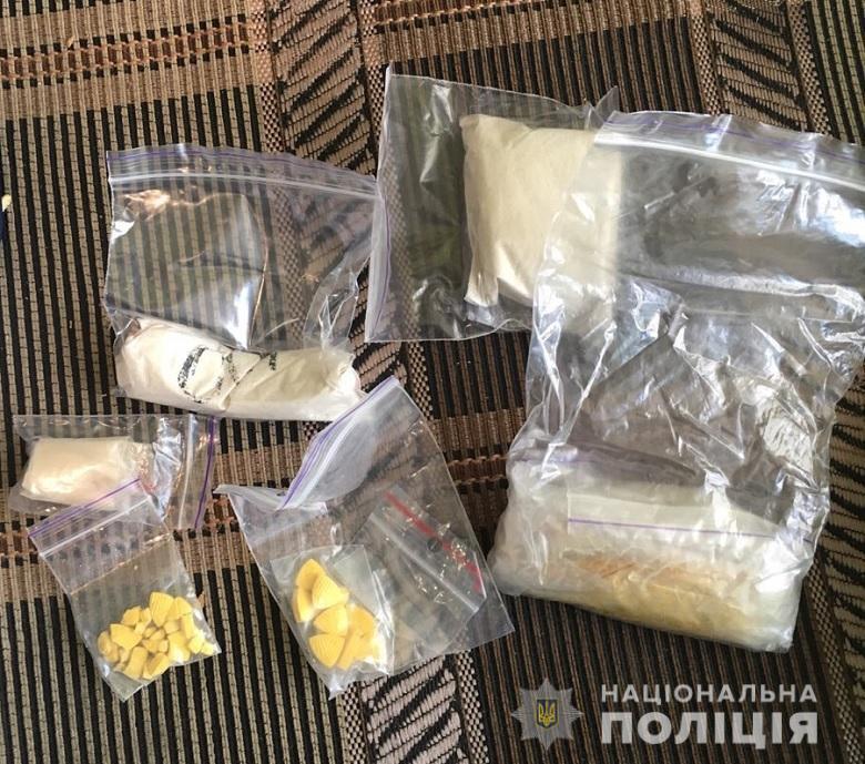 Поліція Києва викрила організовану групу, яка через телеграм-канал збувала кокаїн та екстазі