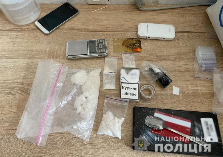 Поліція Києва викрила організовану групу, яка через телеграм-канал збувала кокаїн та екстазі