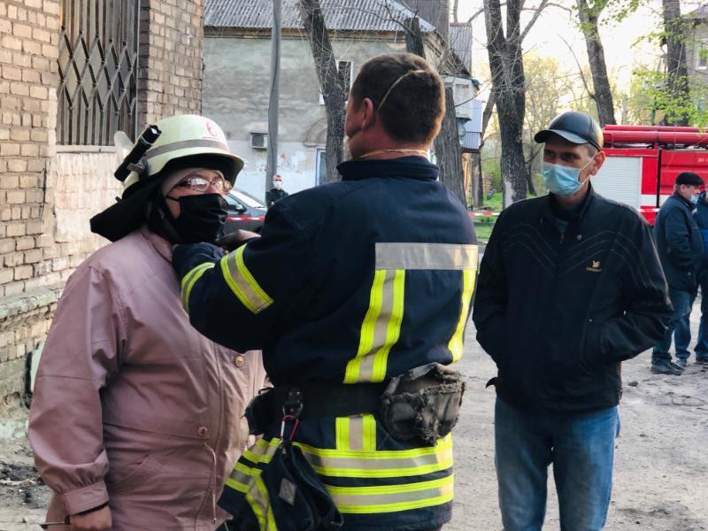 м. Запоріжжя: рятувальники забезпечують безпеку мешканців багатоквартирного будинку у Заводському районі
