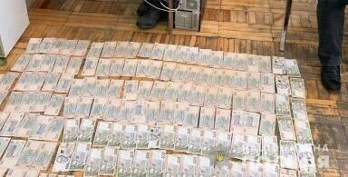 На хабарі у 135 тисяч гривень поліція затримала посадовця регіонального офісу водних ресурсів у Харківській області