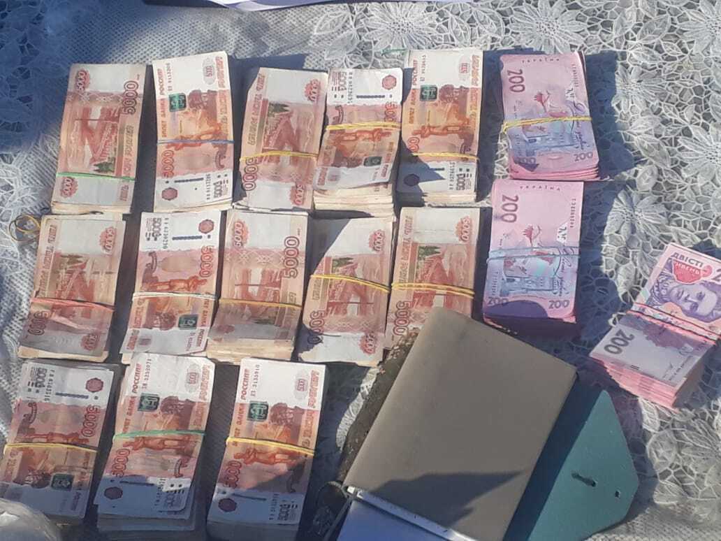Затримано оперуповноваженого СБУ на спробі надати хабар військовим за незаконне переміщення російської валюти на тимчасово окуповану територію