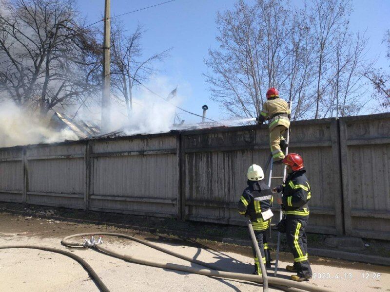 Київ: столичні вогнеборці ліквідували пожежу в металевому вагончику