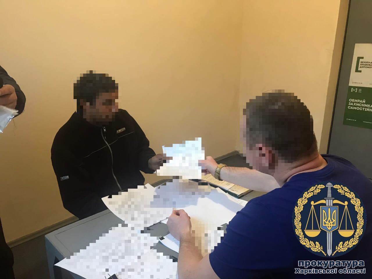 Чоловіку, який намагався підкупити слідчого поліції, повідомлено про підозру