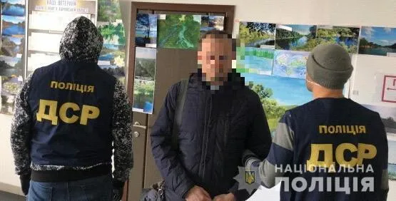 На хабарі у 135 тисяч гривень поліція затримала посадовця регіонального офісу водних ресурсів у Харківській області