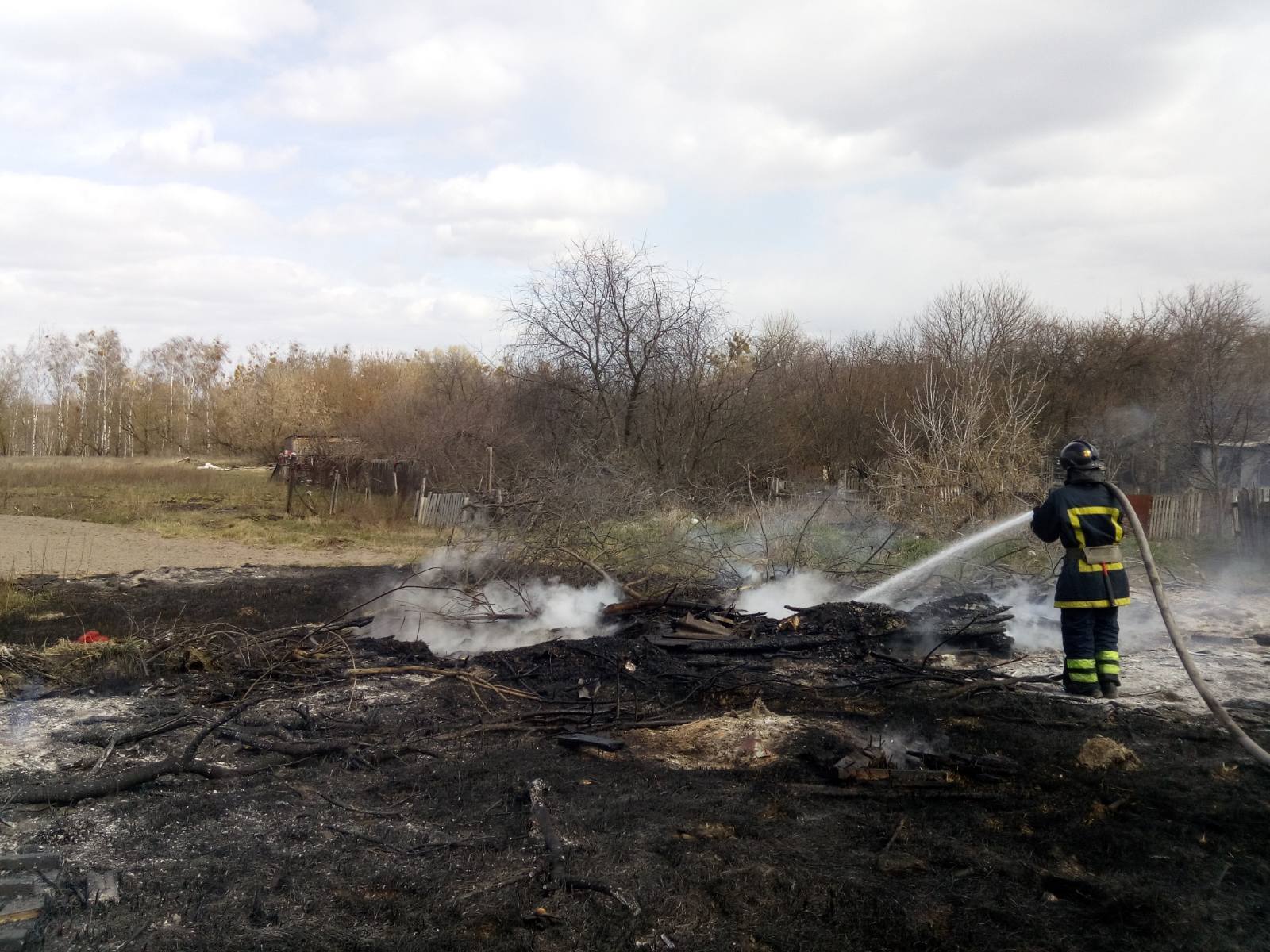 Київська область: рятувальники ліквідували масштабне загорання трав’яного настилу в м. Ірпені