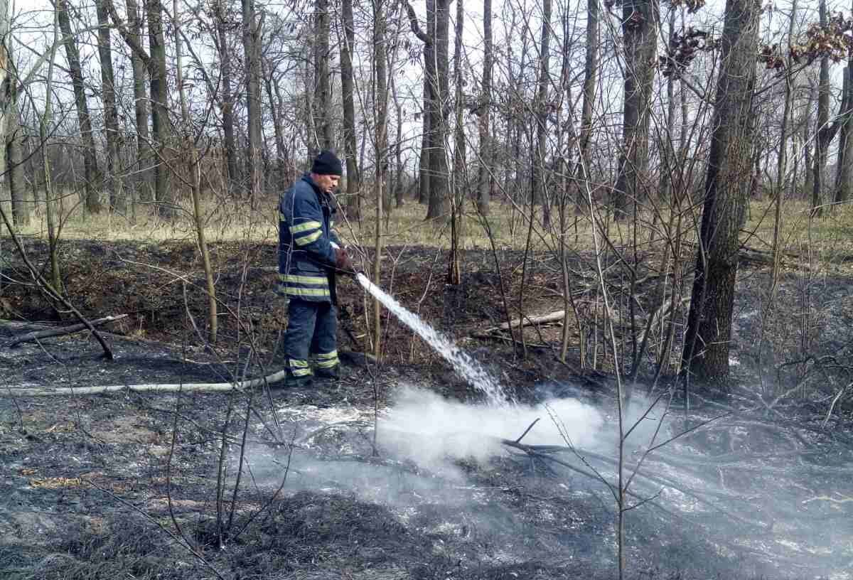 Київська область: рятувальники ліквідували масштабне загорання трав’яного настилу в м. Ірпені