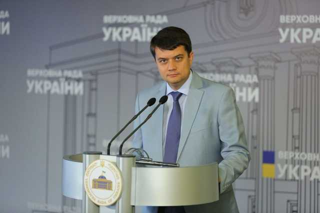 Разумков о повестке Леросу: Не понимаю, почему 6 сотрудников СБУ приходят вручить повестку одному нардепу