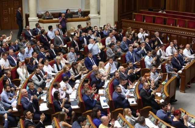 Проблемные ''Слуги народа'': как проголосованный закон рушит партию Зеленского