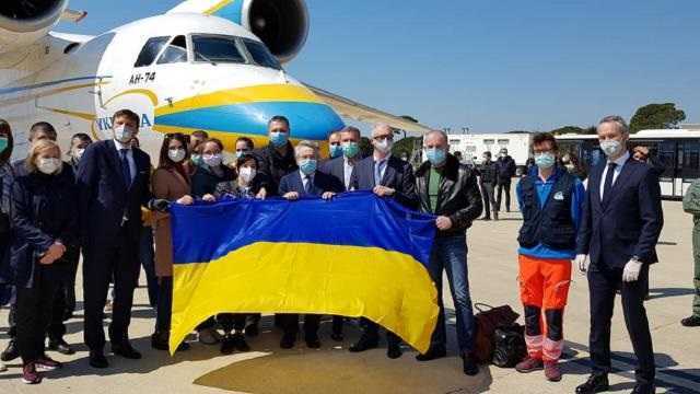 Самолет с украинскими медиками приземлился в Италии