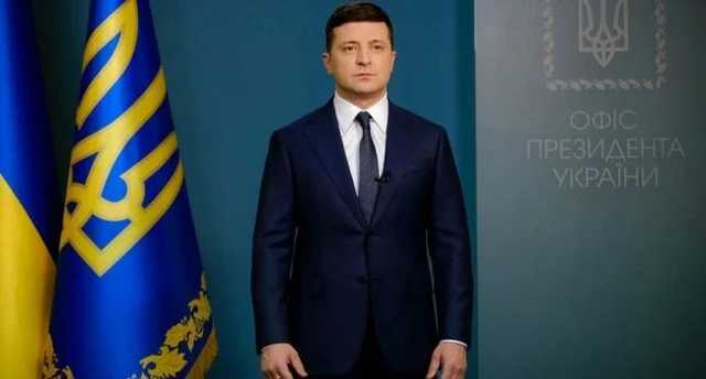 Зеленского уже вытягивают, как Брежнева, и он читает по суфлеру, кивая невпопад головой - Омелян
