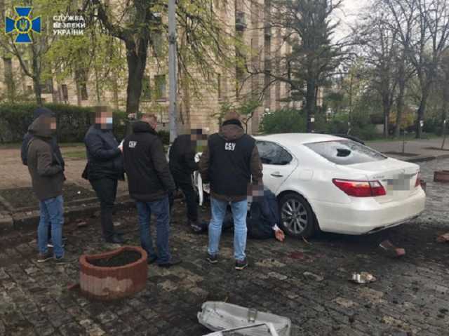 В Киеве задержали ''сотрудника Кабмина'', бравшего десятки тысяч долларов за трудоустройство на госслужбу