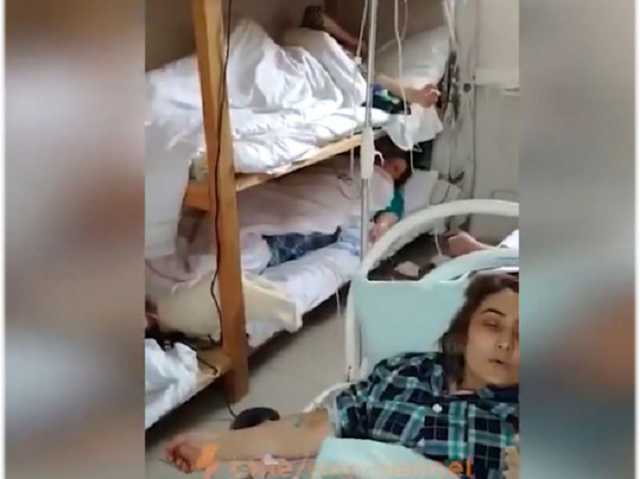 Это точно не тюремная камера? В сети обсуждают видео из инфекционки в России