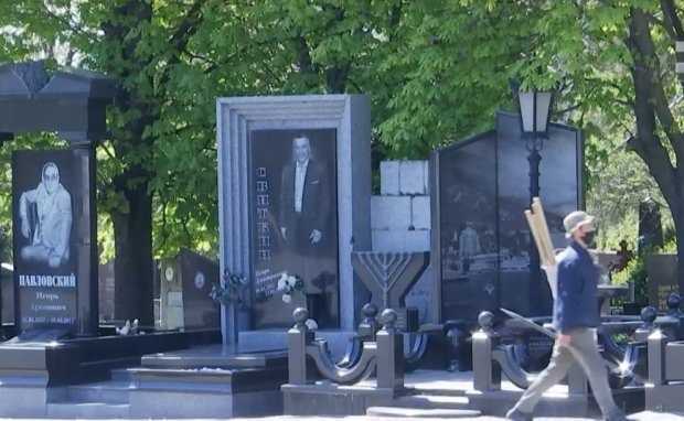 Лезут сквозь щели и прыгают через забор: как украинцы реагируют на закрытие кладбищ