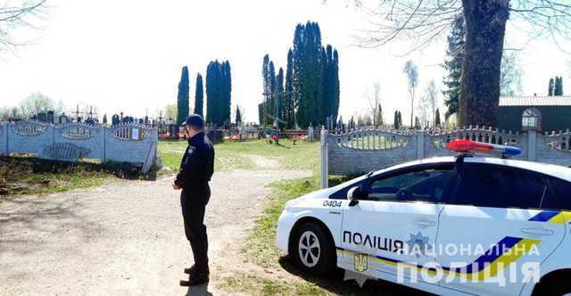 В поминальные дни в Украине кладбища посетили лишь 13 тыс. украинцев