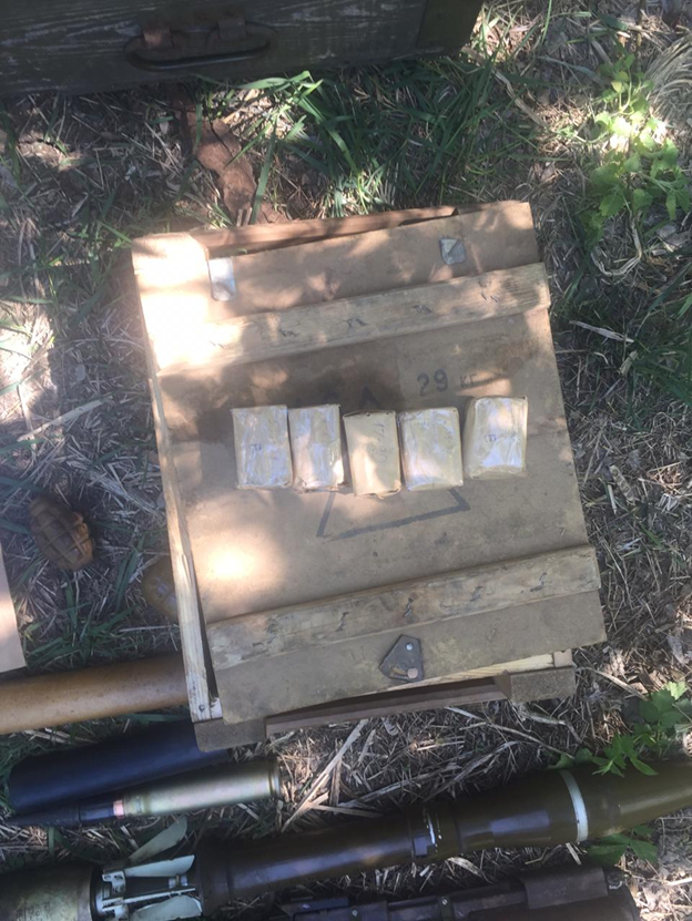 На Донеччині біля залізниці виявлено схованку зброї та боєприпасів (ФОТО)