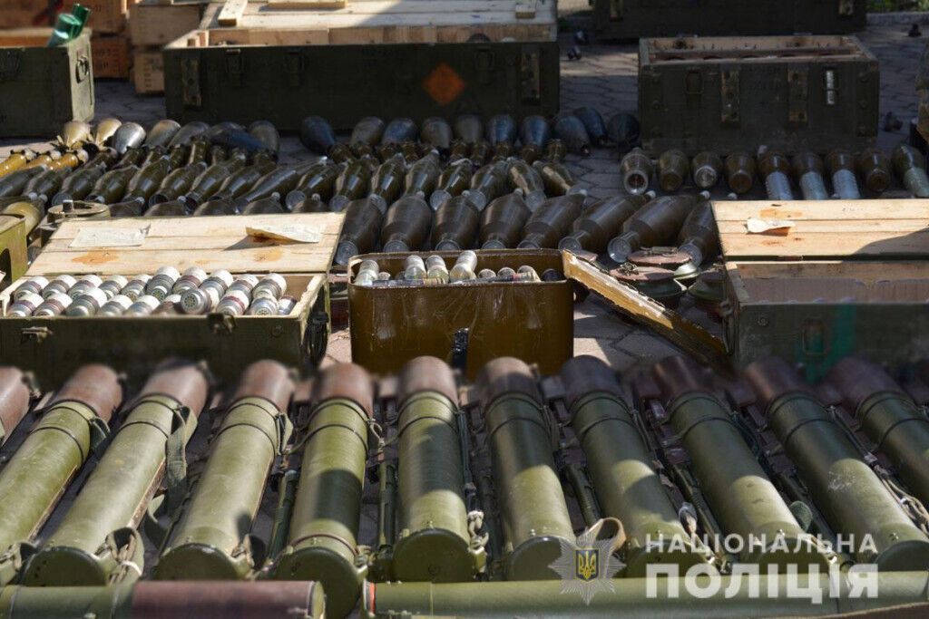 Поліцейські Донеччини знешкодили склади з тисячами боєприпасів