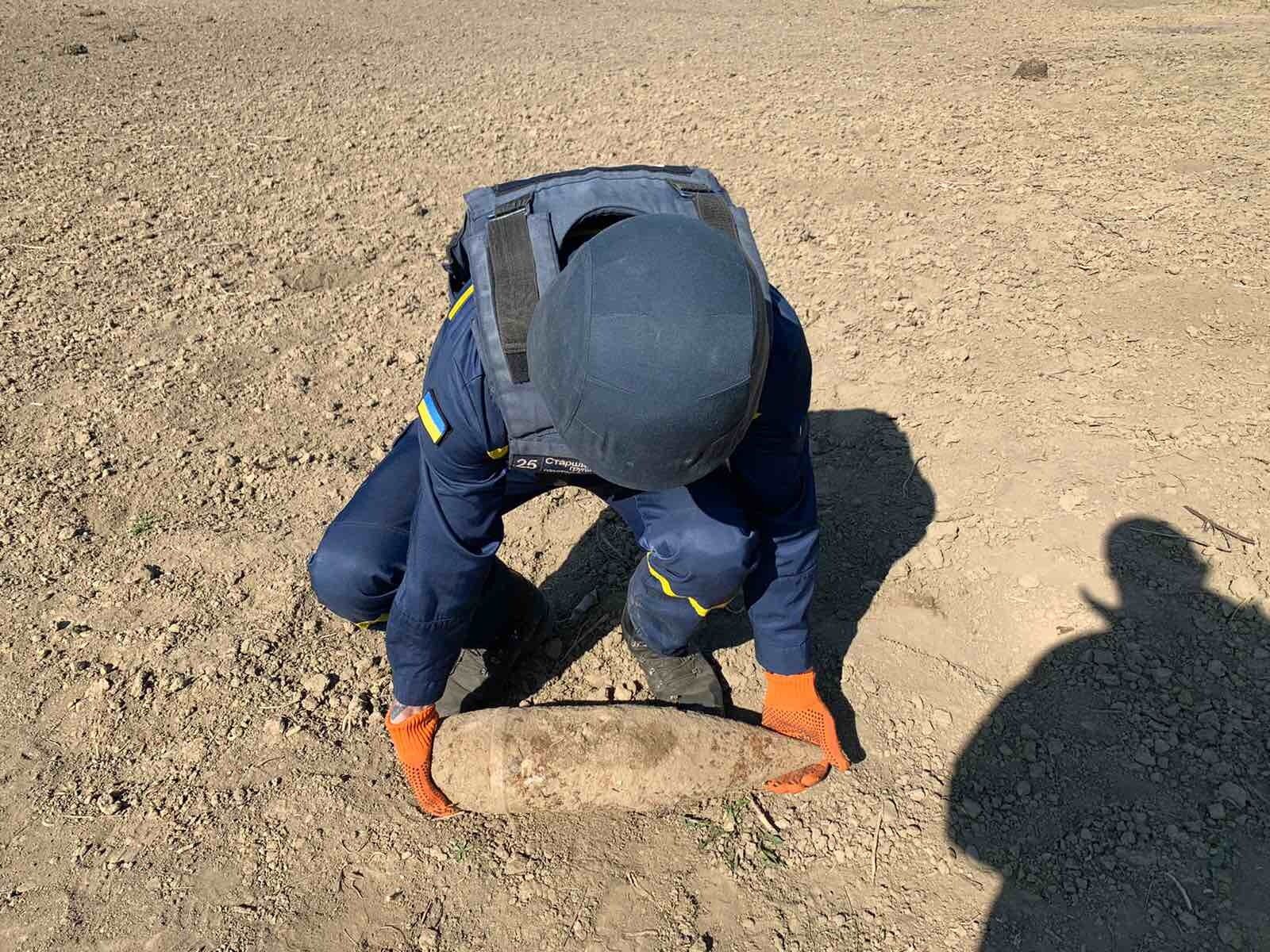 Чернівецька область: піротехніки знищили снаряд, знайдений на присадибній ділянці