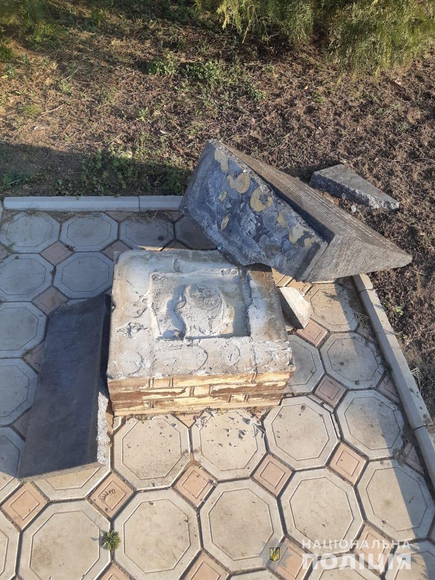 Поліцейські розслідують факт пошкодження пам’ятника у селищі Ширяєве